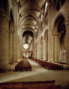 Udsigt over skibet, bygget 1093-1289 af English School